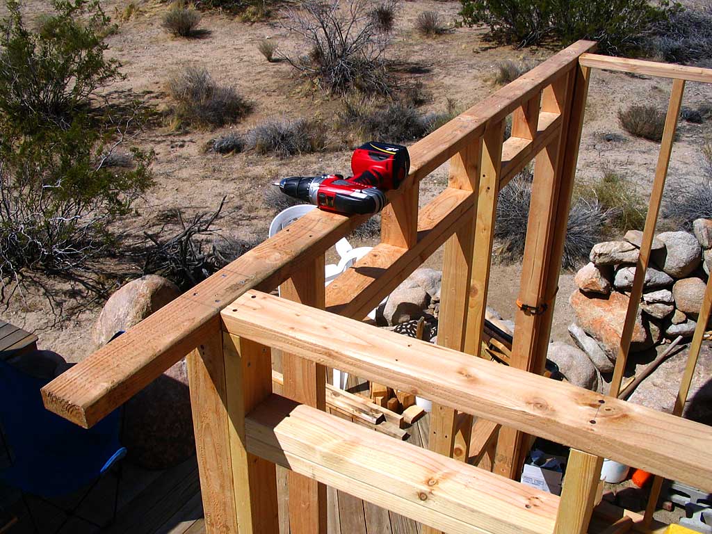 The top plate is screwed in to get a good grip