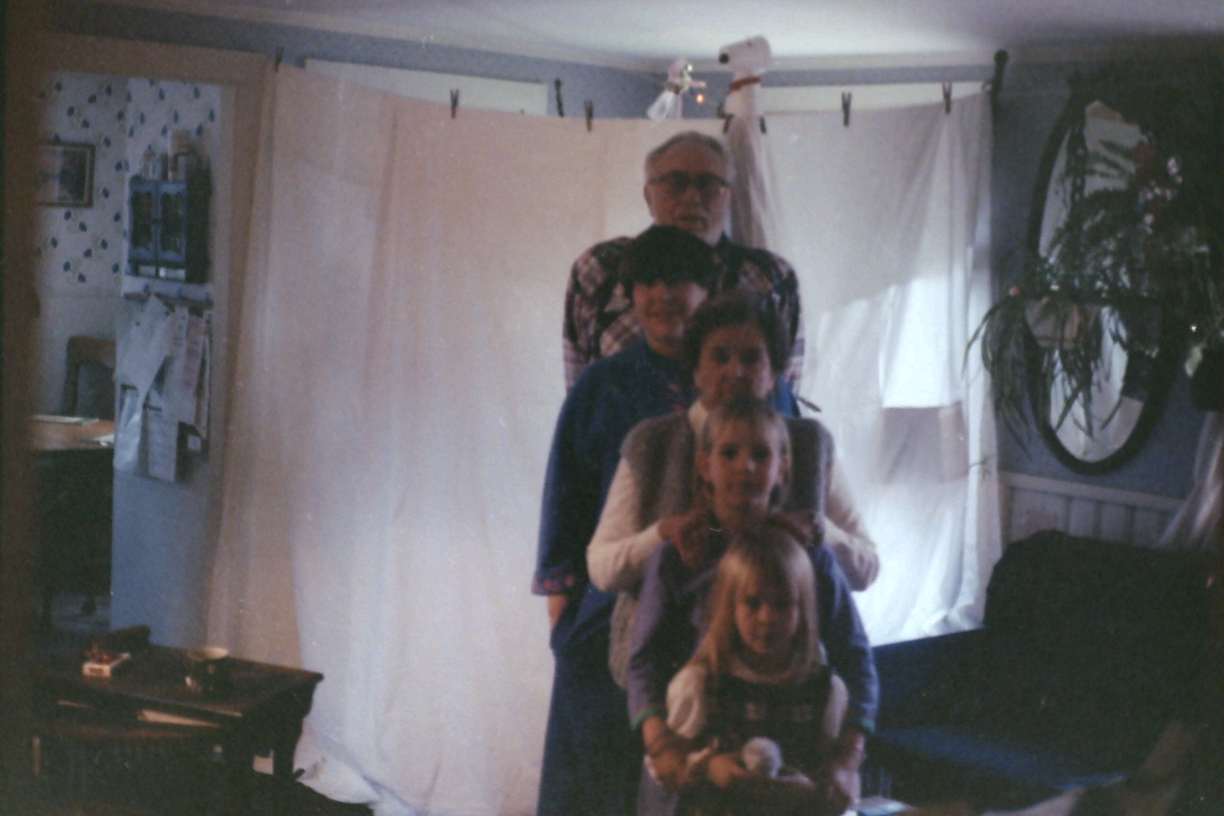 1985-12_P01 mirror and sofa same in 1985-05_P21