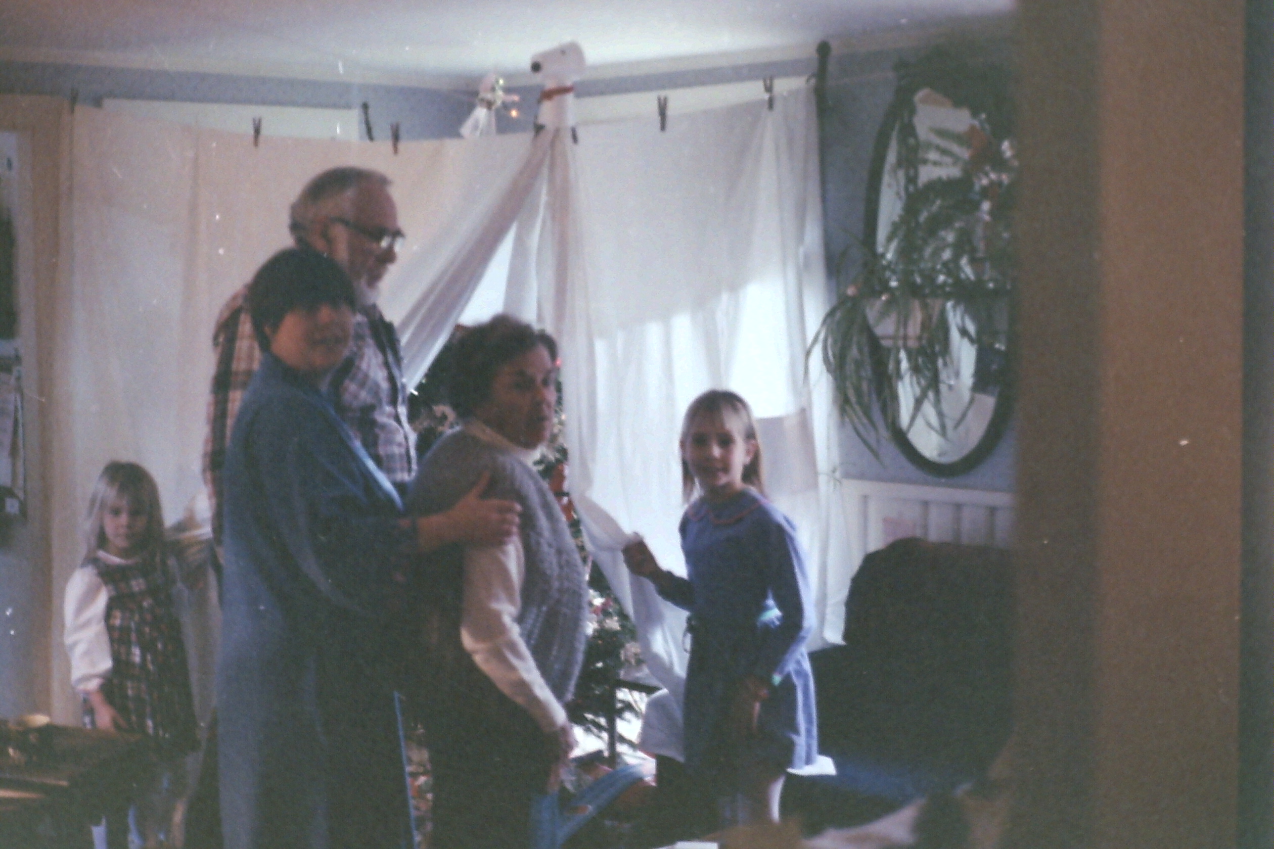 1985-12_P04